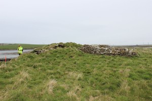 Cummi Howe showing the mound and visible walling in relation to the sheep pen