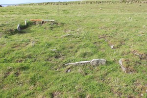 Peterkirk, traces of structures behind the coast edge