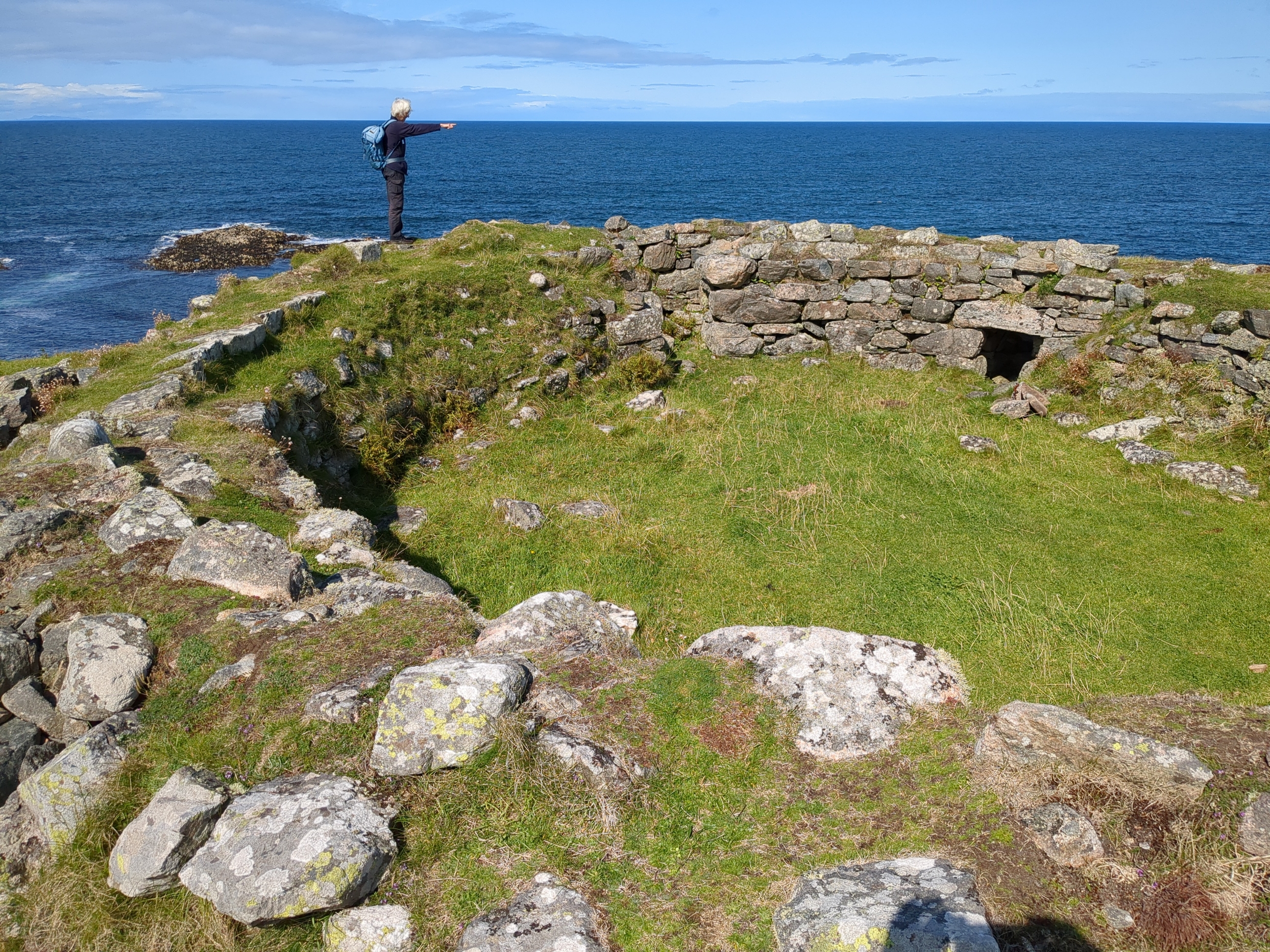 Broch wall to N
